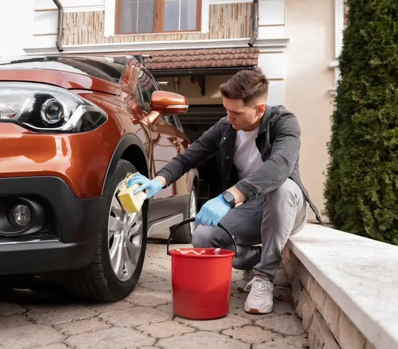 Lavage auto à domicile Saint-Esteben : professionnel intervenant sur un véhicule